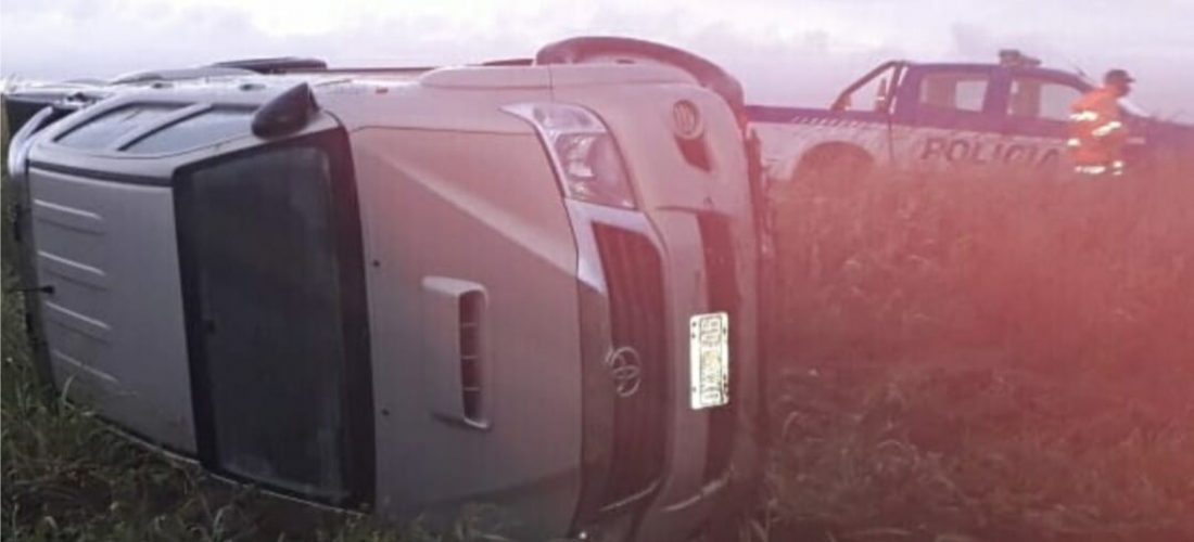 Accidente: volcó sobre Ruta 35 una camioneta que tiraba un carro