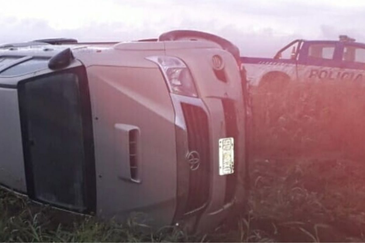 Accidente: volcó sobre Ruta 35 una camioneta que tiraba un carro