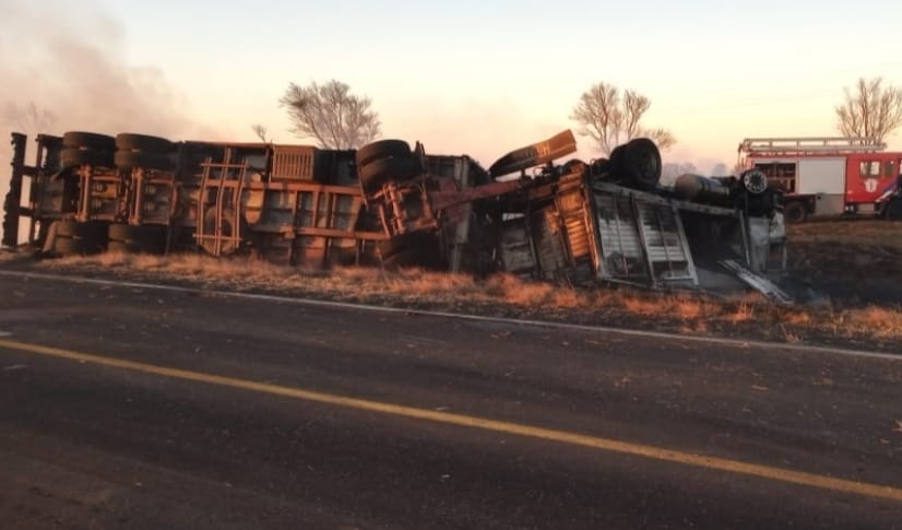 Pudo ser una tragedia: alcoholizado volcó en Ruta 35, y luego se incendió el camión