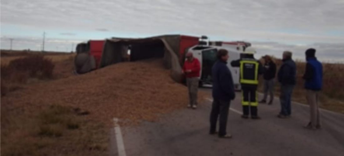 Accidente: camión protagonizó un vuelco en Ruta Nº 4, cerca de Melo