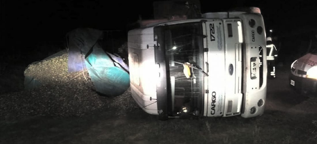 Camionero resultó con lesiones tras volcar cerca de Huinca Renancó